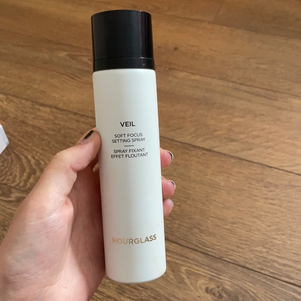 Hourglass veil setting spray